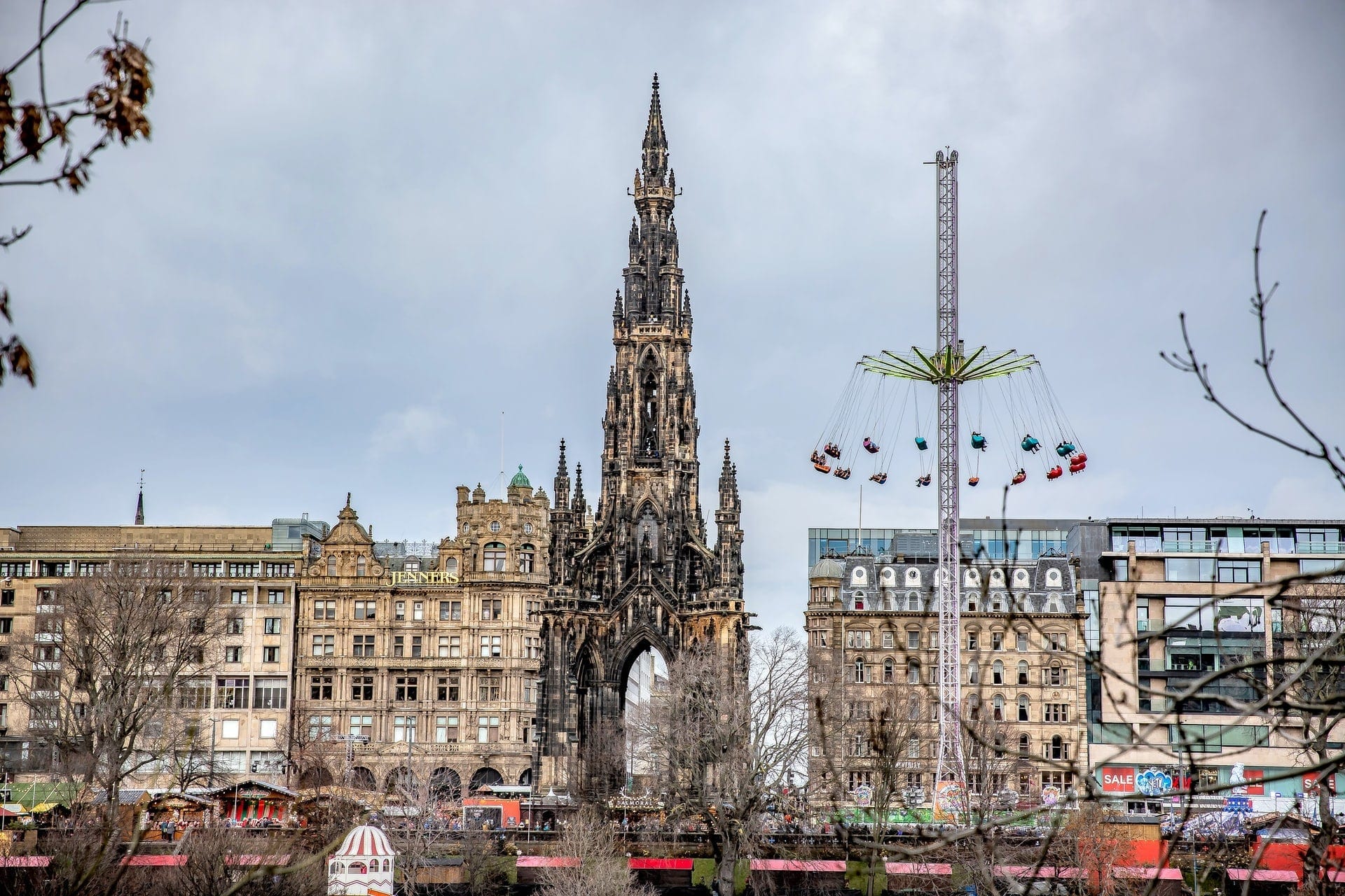 christmas-markets-and-rides-at-princes-street-gardens-in-edinburgh