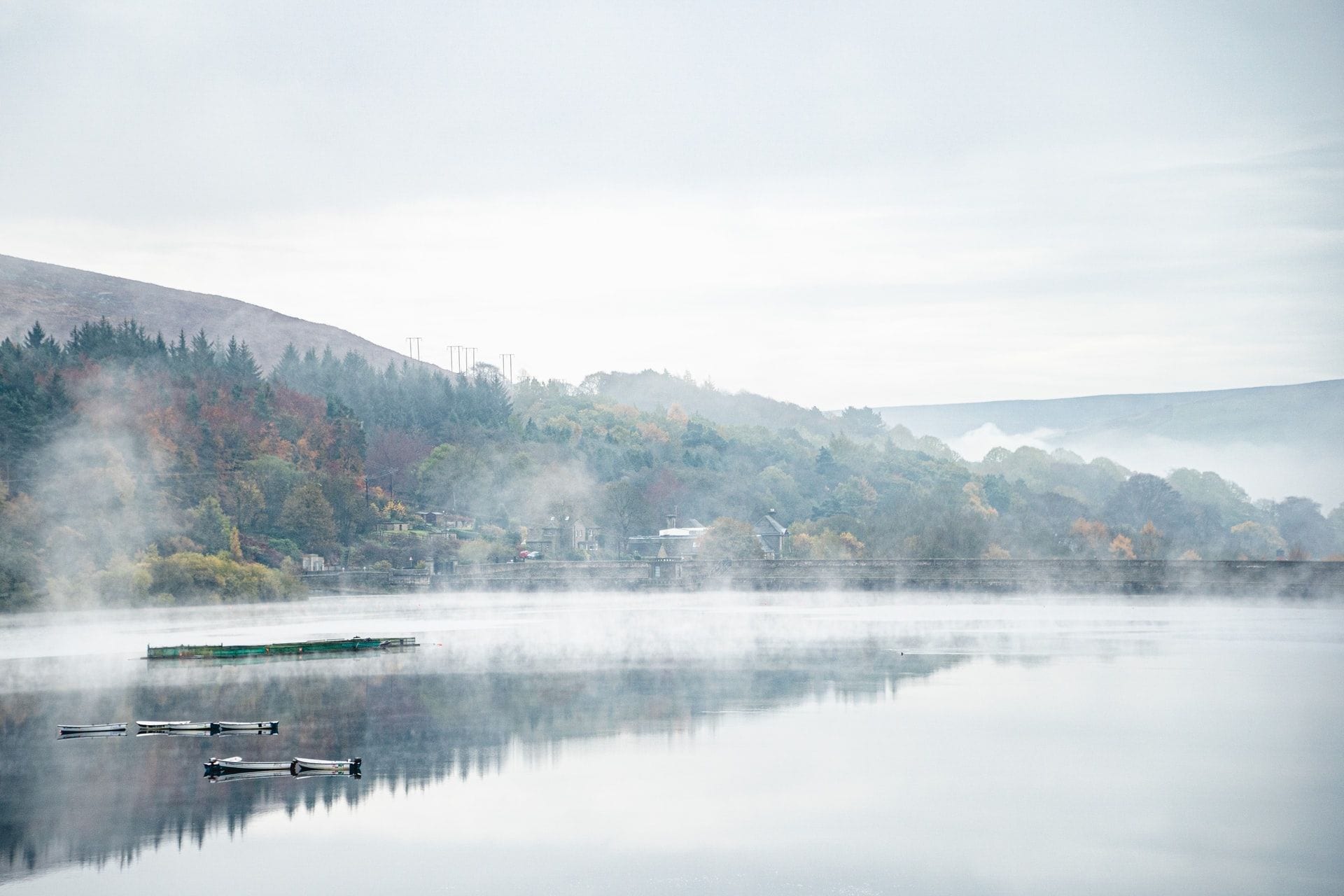 misty-foggy-lake-in-peak-district-england-in-winter