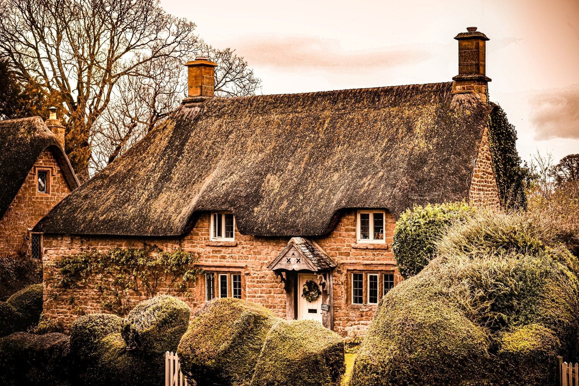 old-cottage-with-thatched-roof-at-christmas-in-cotswolds-england-christmas-weekend-breaks-uk