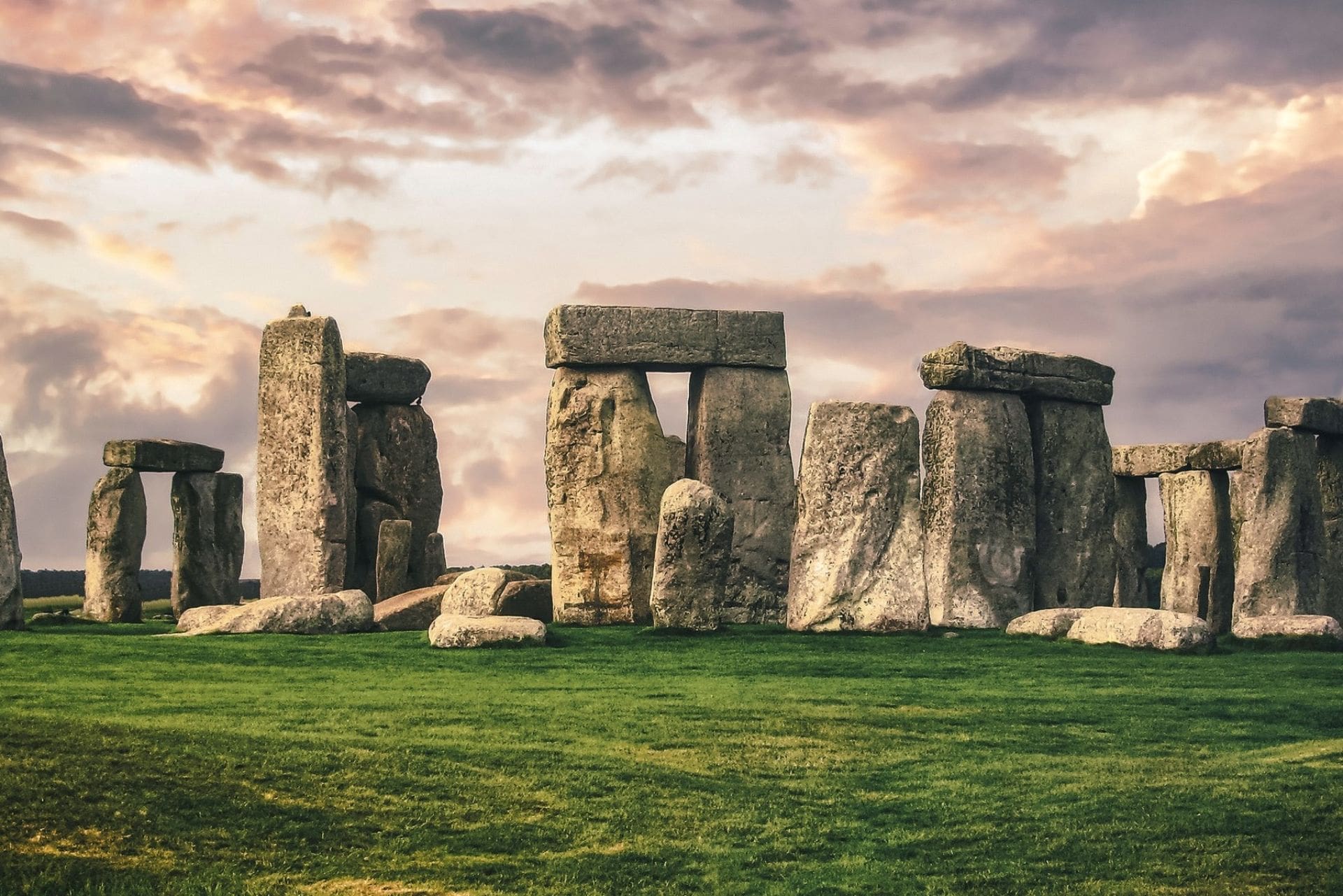 ring-of-large-standing-stones-on-grass-in-field-at-sunset-stonehenge-salisbury