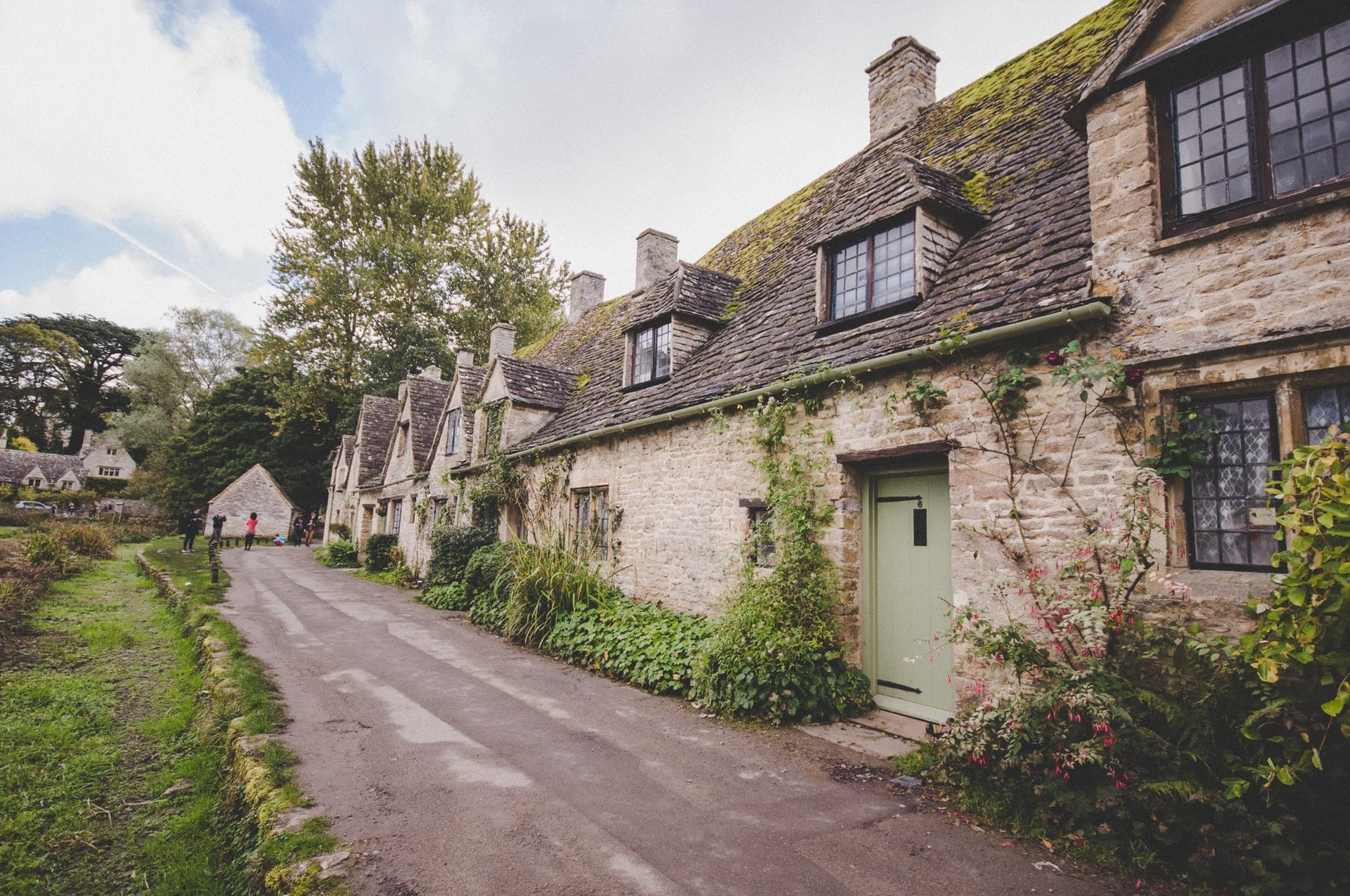 row-of-old-historic-cottages-bibury-row-in-cotswolds