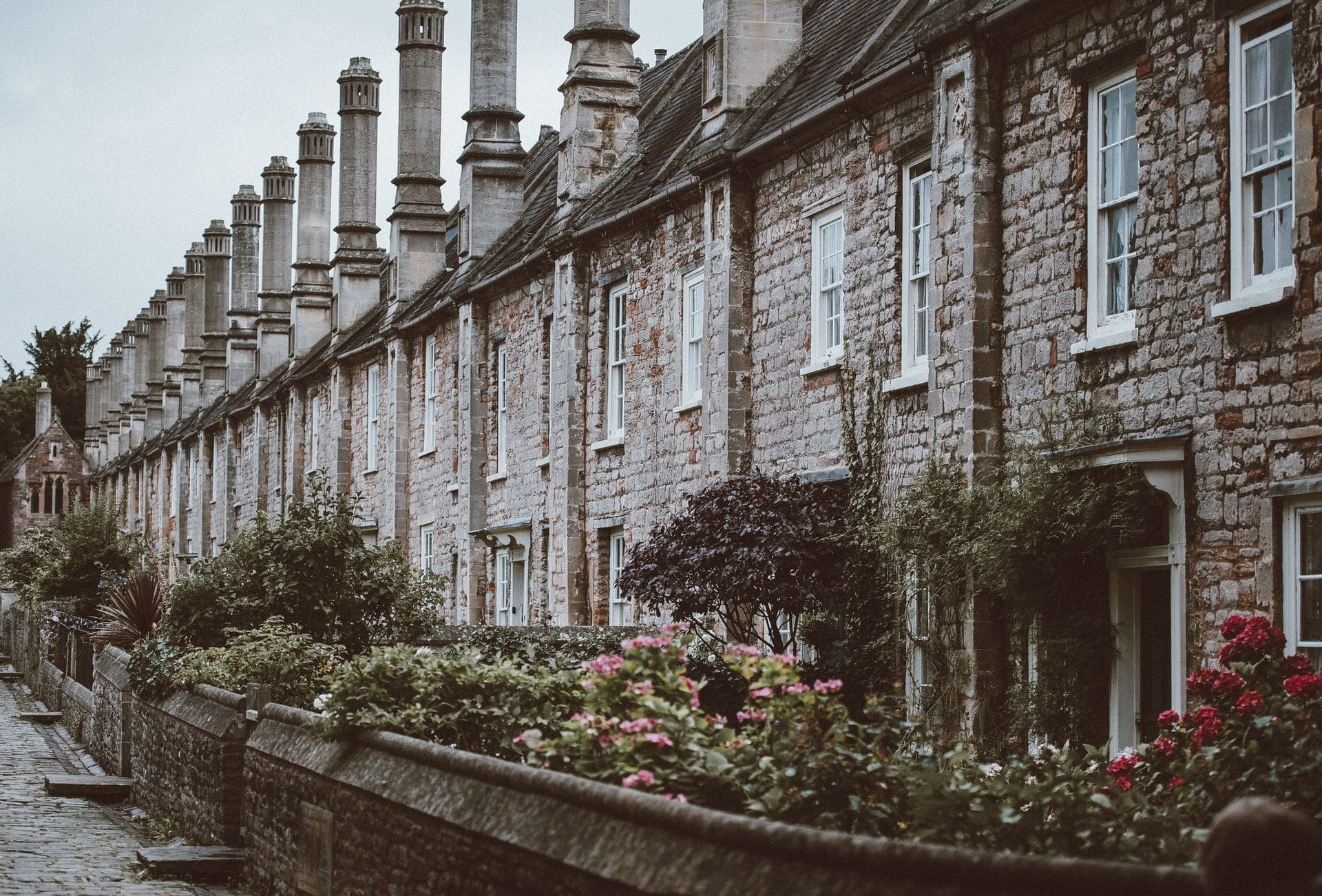 row-of-old-historic-terraced-houses-in-wells-somerset-england-in-winter