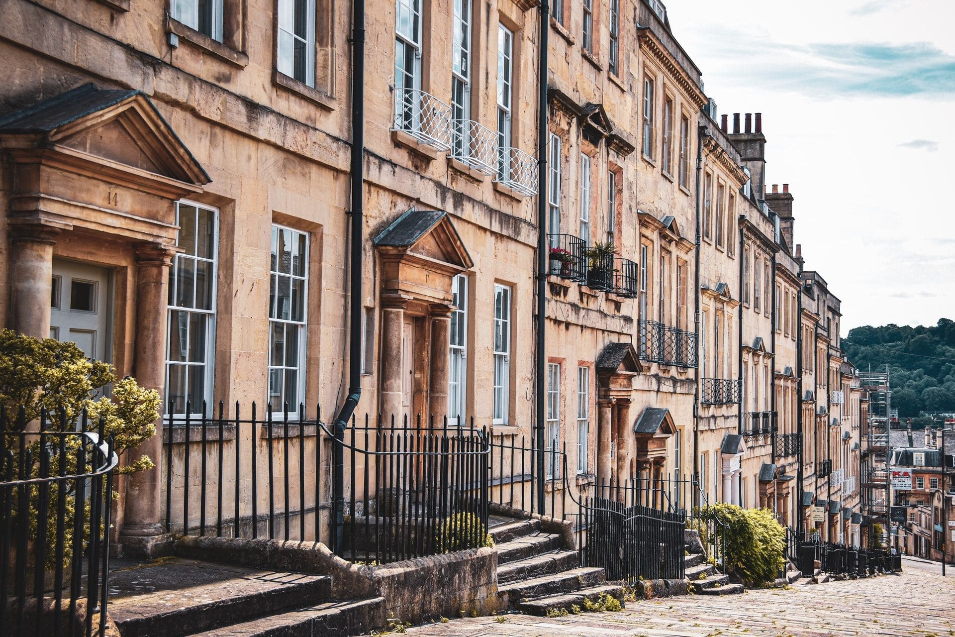 street-of-pretty-terraced-houses-in-bath-england-day-trips-from-bristol