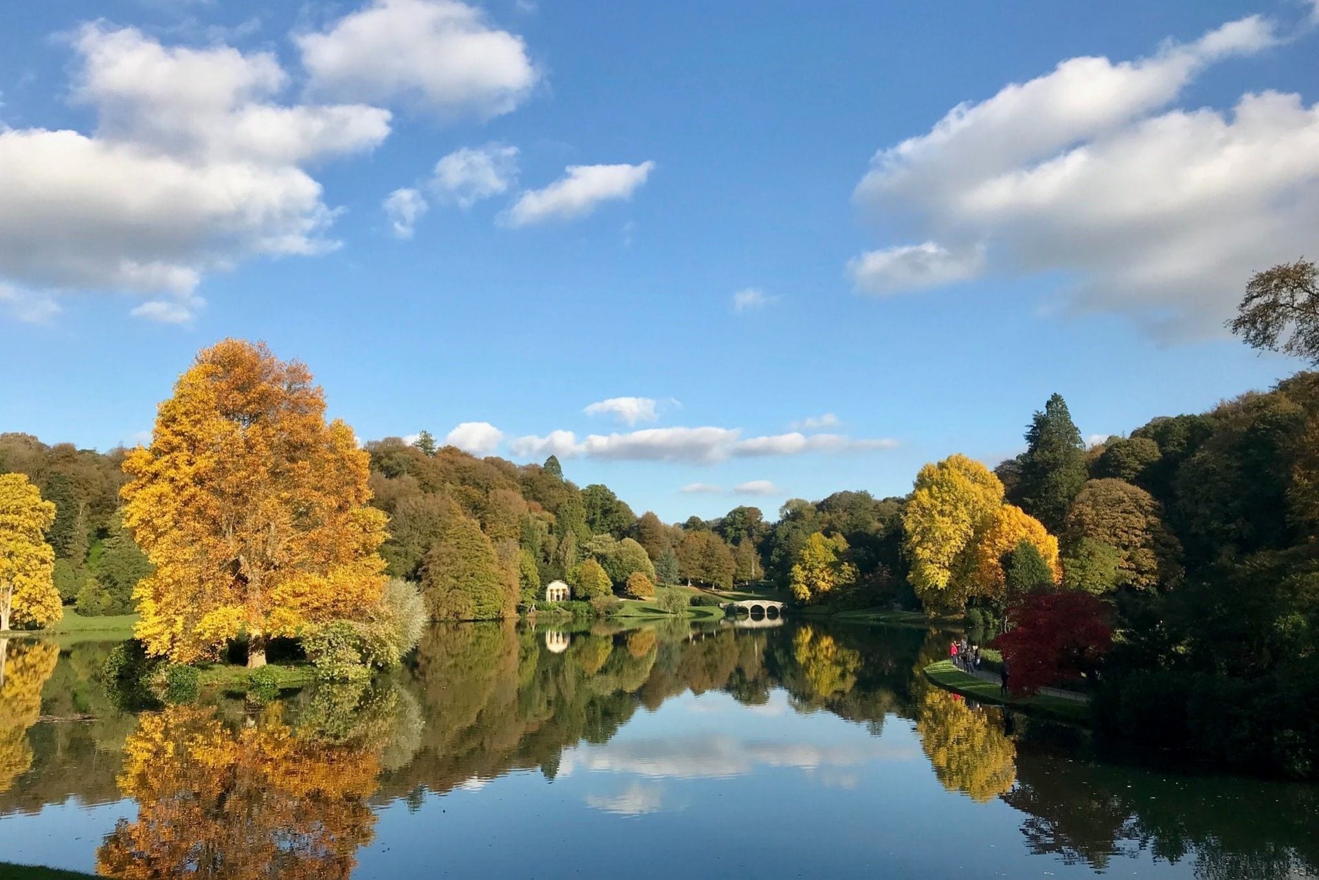 trees-around-lake-in-autumn-at-stourhead