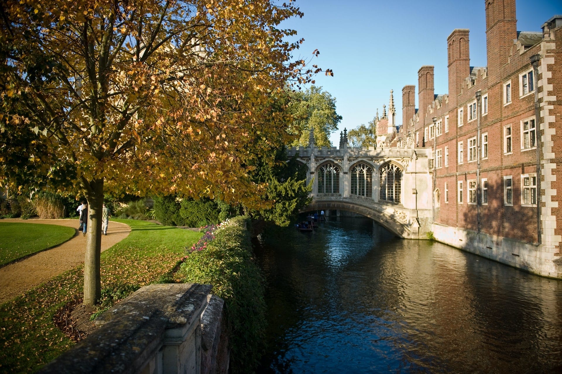 bridge-going-over-river-between-park-and-university-bridge-of-sighs-cambridge