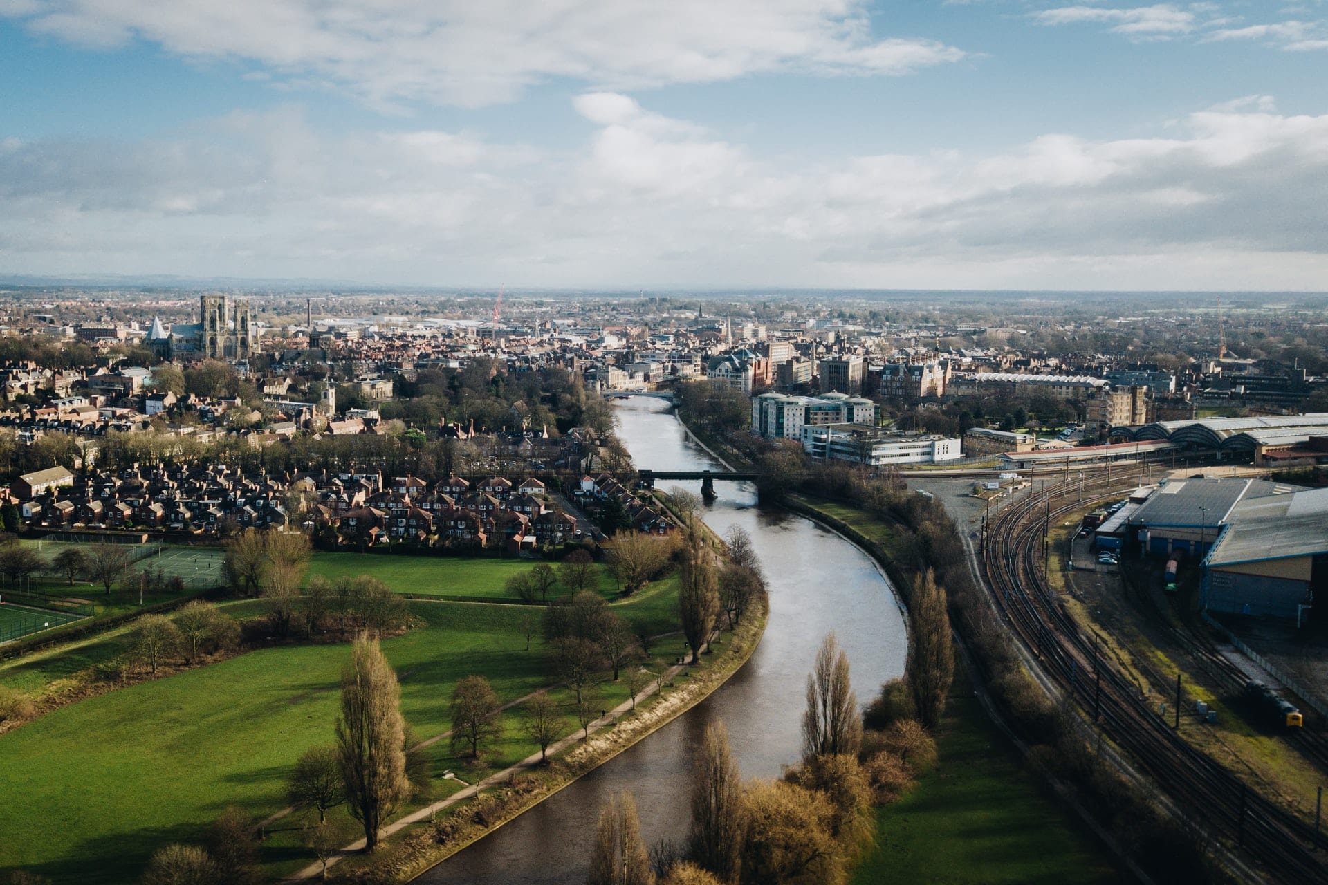 river-going-through-york-city-england