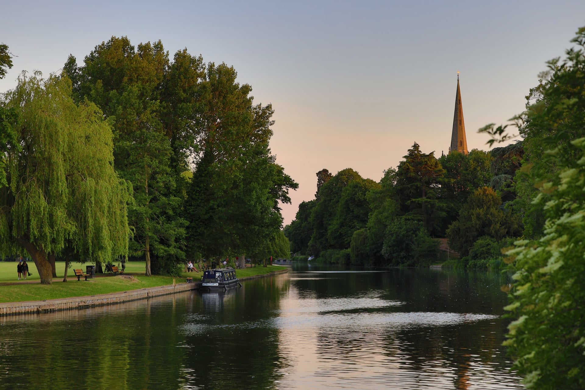 sunset-on-river-going-through-town-by-trees-and-church-stratford-upon-avon-england-day-trips-from-london-by-car