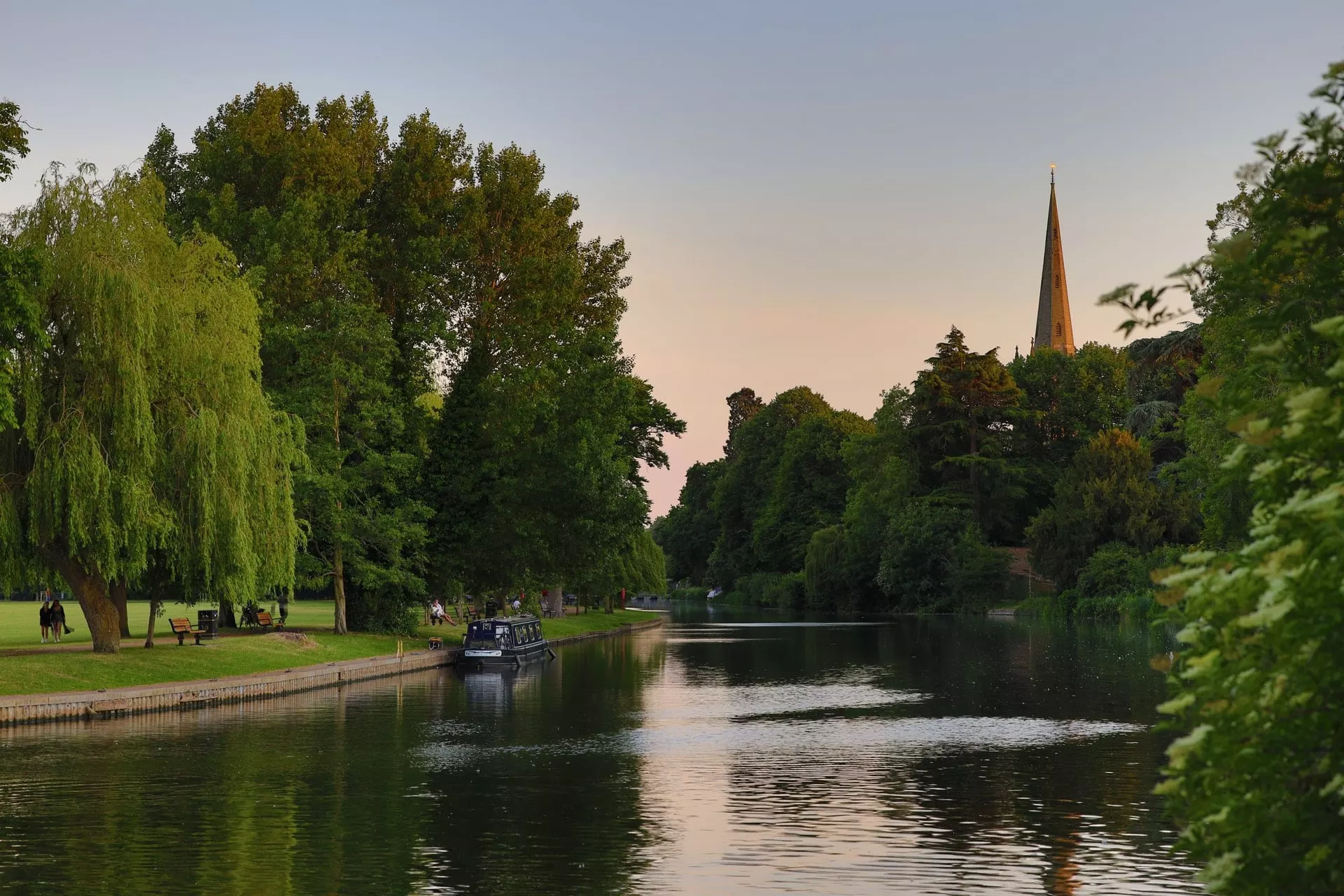 sunset-on-river-going-through-town-by-trees-and-church-stratford-upon-avon-england